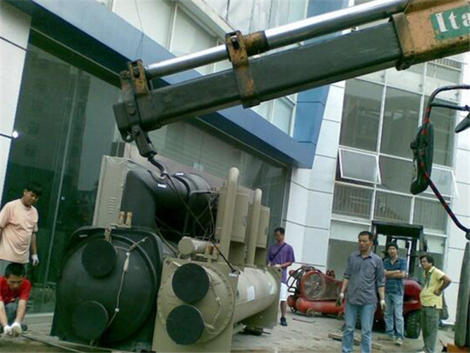 枣阳市随车吊和汽车吊的核心区别是什么？哪种更省钱？