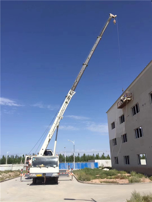 枣阳市“轻装强干”—— 吊车的 “轻量化臂架” 技术